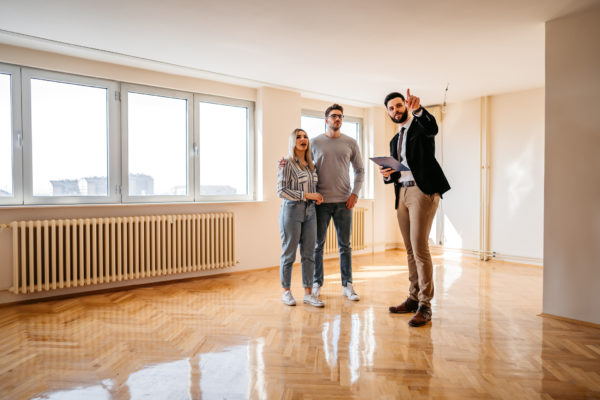 agent nieruchomości pokazuje mieszkanie na sprzedaż